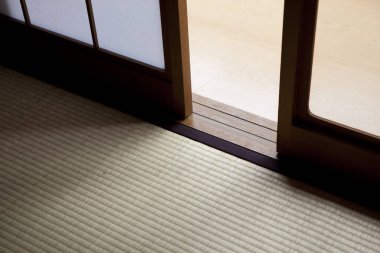Güneş ışığı geleneksel Japon odasına sürgülü kapıdan giriyor.