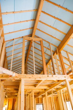 Ev çerçevesi içinde inşaat iç altında yeni bir ev.