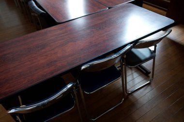 Modern bir okul sınıfının içerisi, detaylı görünüm