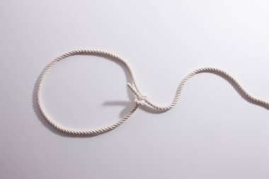 Beyaz arkaplanlı beyaz ipin yakın çekim görüntüsü 