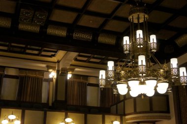 Tavandan sarkan avize, iç unsur.