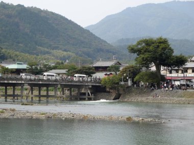 Nehrin eski köprüsünün gündüz çekimi 