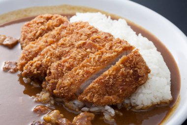 Haşlanmış pirinç ve tonkatsu, kızarmış domuz pirzolası, soslu. Japon yemeği. 
