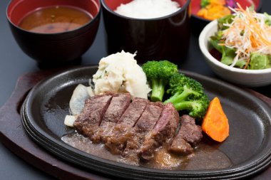 Japon mutfağı. Izgara biftek ve tabakta buğulanmış sebze.