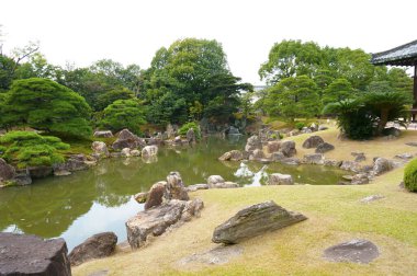 Japon bahçesi gölette.