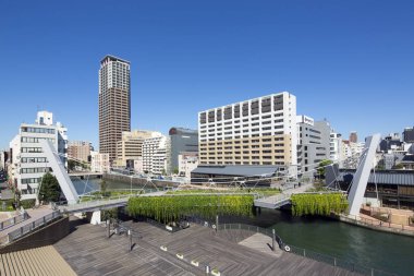 Gökdelenleri ve nehri olan modern şehir manzarası