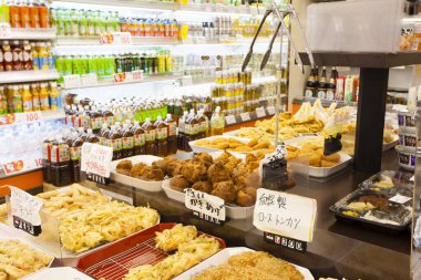 Marketin içi, yiyecek deposu.