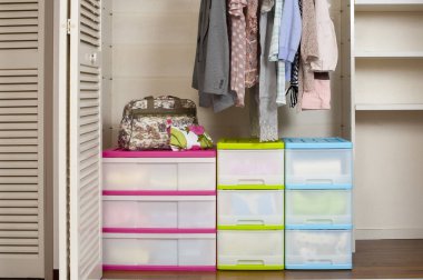 Kıyafetleri ve aksesuarları olan şık bir gardırop.