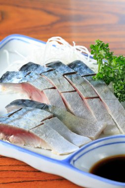 plaka üzerinde çiğ balık 