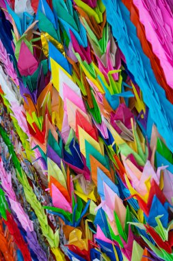 Japonya, Hiroşima 'daki Barış Anıtı Parkı' nda binlerce parlak turna kuşu