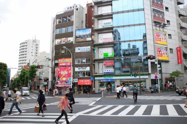 Tokyo, Japonya 'da şehir mimarisi yayaları çevrelemektedir.