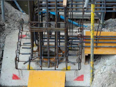 Gündüz inşaat alanında inşa edilen yapının ön cephesi