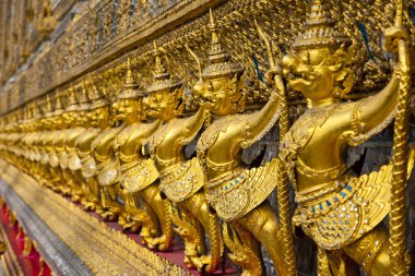 Altın garuda heykelleri süslenmiş tapınak duvarları