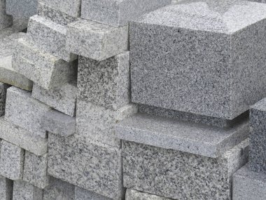 Bir ev inşa etmek için gri granit bloklar yığını.