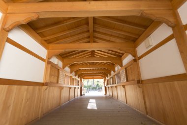 Geleneksel mimari ve güneş ışığıyla ahşap koridor