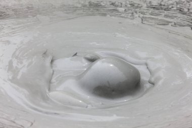 Doğal rezervuarda su sıçratan köpüren çamurun yakın plan görüntüsü                 