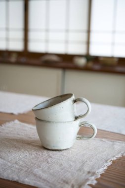 Masa arkasında iki fincan, kapat.