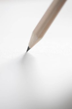 Beyaz arkaplanda gri bir kalemin görüntüsünü kapat