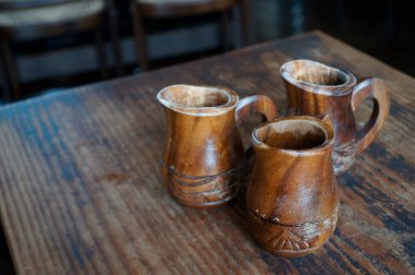 Tahta masadaki kahverengi kil çömleklerinin yakın çekim görüntüsü