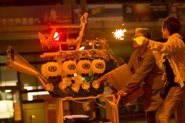 Ruh Gemisi Yürüyüşü, Japonya 'nın Nagasaki kentinde düzenlenen Bon Festivali' nin bir parçasıdır. Olay sırasında, merhumların ruhları yas tutar ve gönderilir..