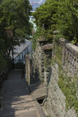 Yeşil şehir parkındaki eski taş duvar  