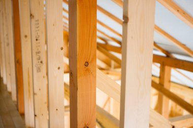 Yeni evde ahşap çerçeve inşaatı