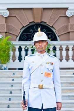 Bangkok, Tayland 'daki büyük sarayın önündeki Tayland muhafızı.