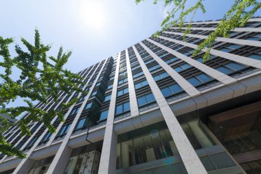 Şehirdeki modern binanın düşük açılı görüntüsü