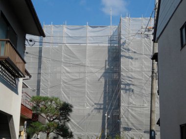 Gündüz inşaat alanında inşa edilen yapının ön cephesi