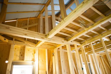 Yeni evde ahşap çerçeve inşaatı