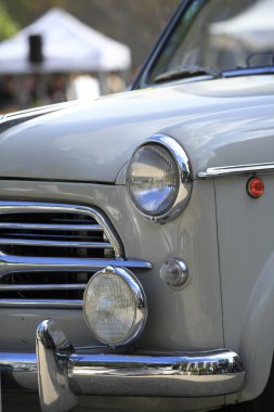  Arka plandaki eski araba, kapat.