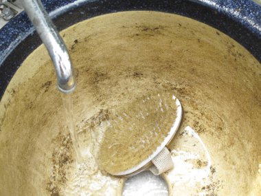 Su kirli metal kovaya akıyor.