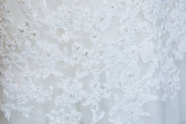 Güzel dantelli beyaz gelinlik, yakın plan.