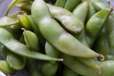 Gri arkaplanda çiğ organik yeşil fasulye  