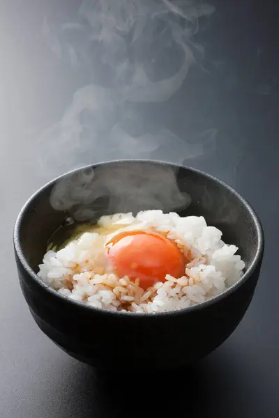 Tigela Arroz Saboroso Com Ovo Cru Cozinha Tradicional Japonesa — Fotografia de Stock
