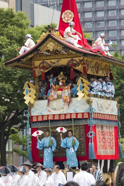 Gion Matsuri Festivali, Yamaboko Junko alayı. İnsanlar büyük ahşap geçit törenini şehir caddesinde yapıyorlar.
