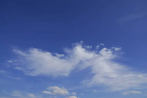 Blå Himmel Med Fluffiga Moln — Stockfoto