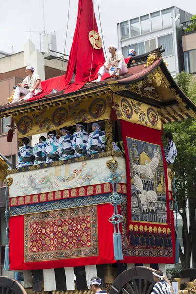 Gion Matsuri Festivali, Yamaboko Junko alayı. İnsanlar büyük ahşap geçit törenini şehir caddesinde yapıyorlar.