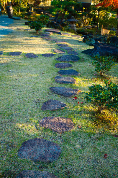 японский сад с каменной дорожкой 