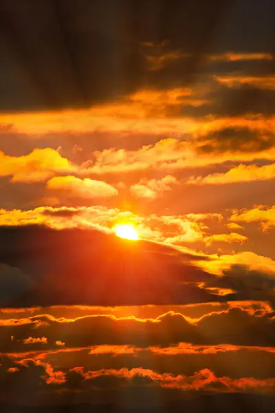Heldere Zonsondergang Hemel Achtergrond Met Zon Wolken — Stockfoto