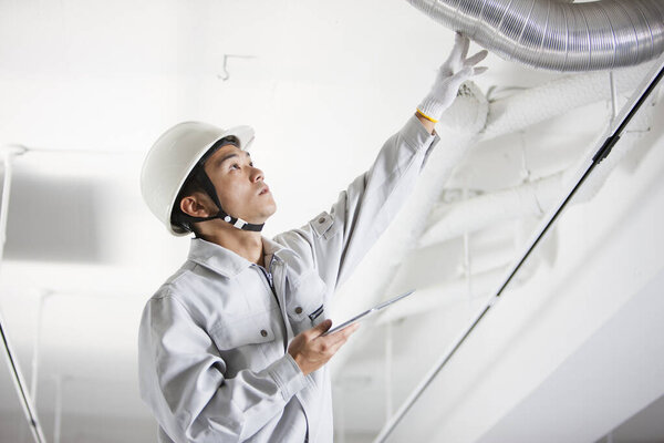 портрет красивого молодого азиатского архитектора на строительной площадке