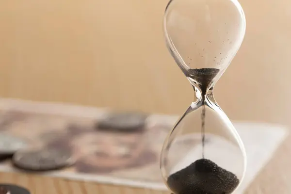 Kum Saati Para Ahşap Masada Zaman Paradır Kavramı — Stok fotoğraf