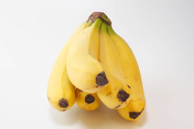 Beyaz arka plan üzerinde taze olgun muz      