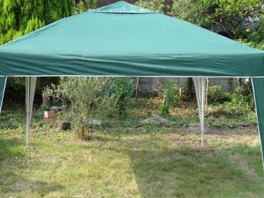 Yeşillik bahçeye kurulmuş rahat bir çadır.