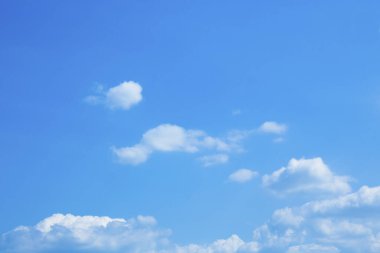 Mavi gökyüzü arkaplanındaki beyaz bulutlar       