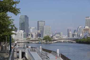 Japonya 'da çağdaş tasarımları vurgulayan güneşli şehir manzarası.