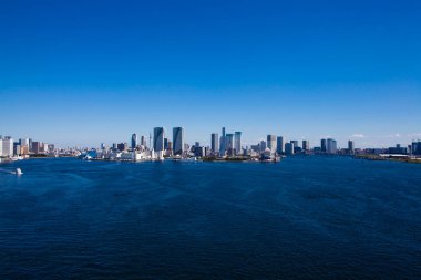 Japonya 'da binaları ve denizleri olan modern şehir manzarası