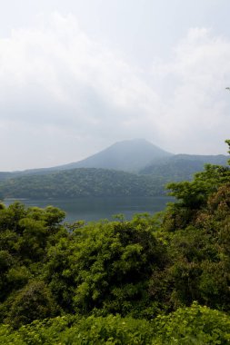 Dağları ve bulutlu gökyüzü olan güzel bir manzara.
