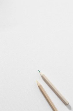 Kalemlerle beyaz kağıt arkaplanının yakın plan görüntüsü ve kopyalama alanı