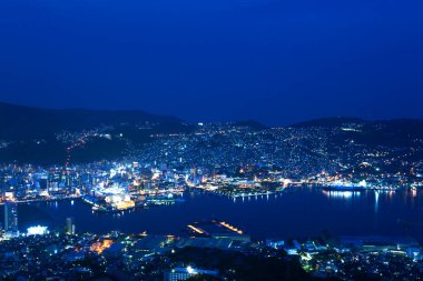 Nagasaki şehrinin gece manzarası, Japonya
